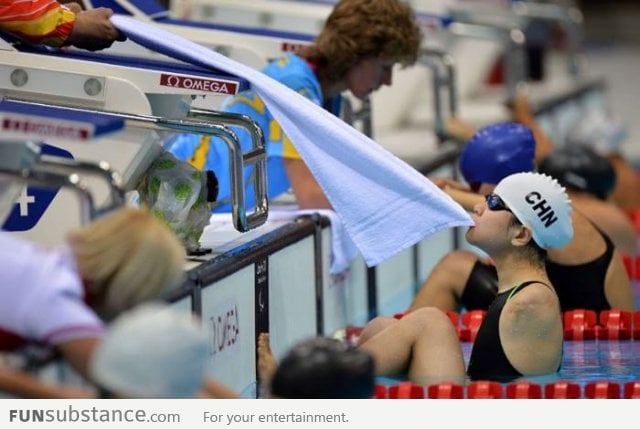 How Paralympic swimmers with no arms set up for backstroke.