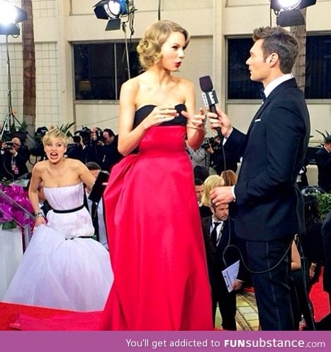 Jennifer Lawrence photobombs Taylor Swift