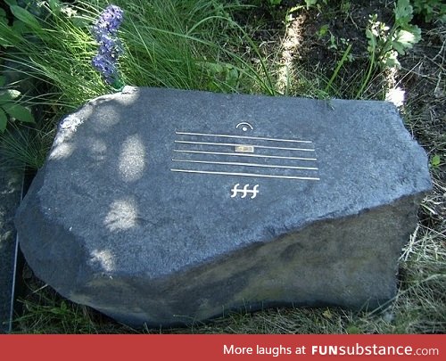 Alfred Schnittke's gravestone, "A very loud silence(rest)"