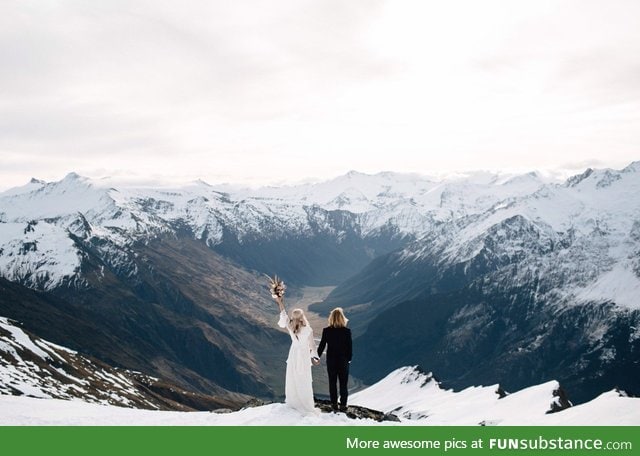 Such an awesome wedding photo