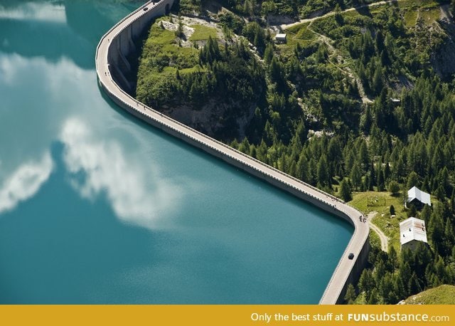 how a dam looks like from the top