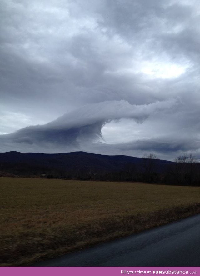 Cloud that looks like a breaking wave