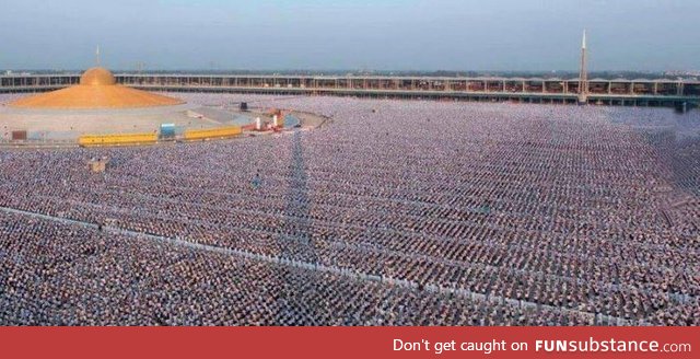 One million kids praying for world peace at a temple in Thailand