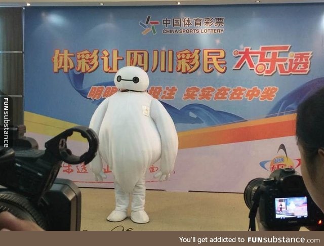 Chinese Lottery Winner Dressed as Baymax So Thieves and Poor Relatives Won't Discover Who