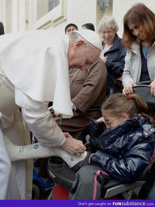 Pope Francis signs cast of little girl with broken leg