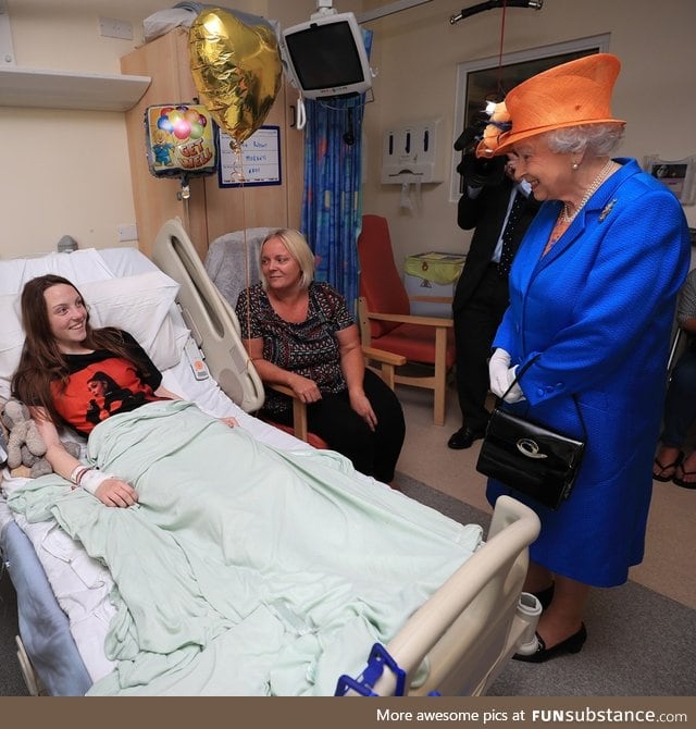 Queen Elizabeth meeting Manchester terror victim