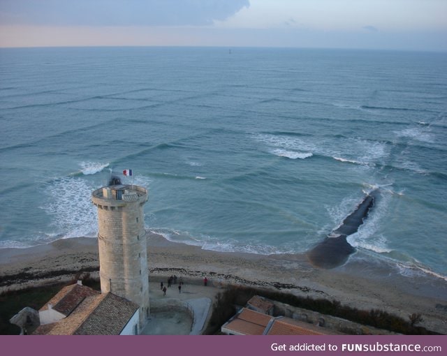 Two wave systems travelling in different directions due to a wind shift creating a cross