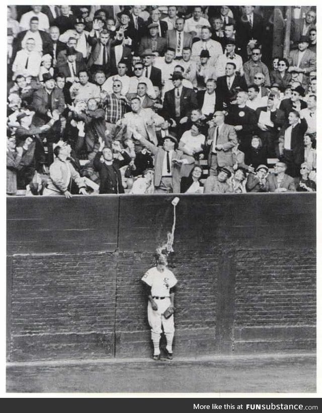 Distracted man drops beer on White Sox left fielder Al Smith, 1959