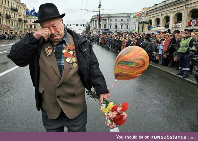 Last veteran of his WWII battle group marching alone in Memorial Day Parade