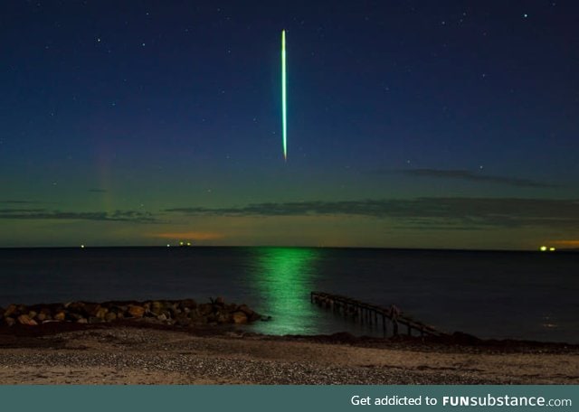 Vertically falling shooting star, seen in Denmark