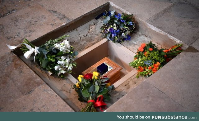 Ashes of Stephen Hawking buried at Westminster Abbey, next to Newton and Darwin