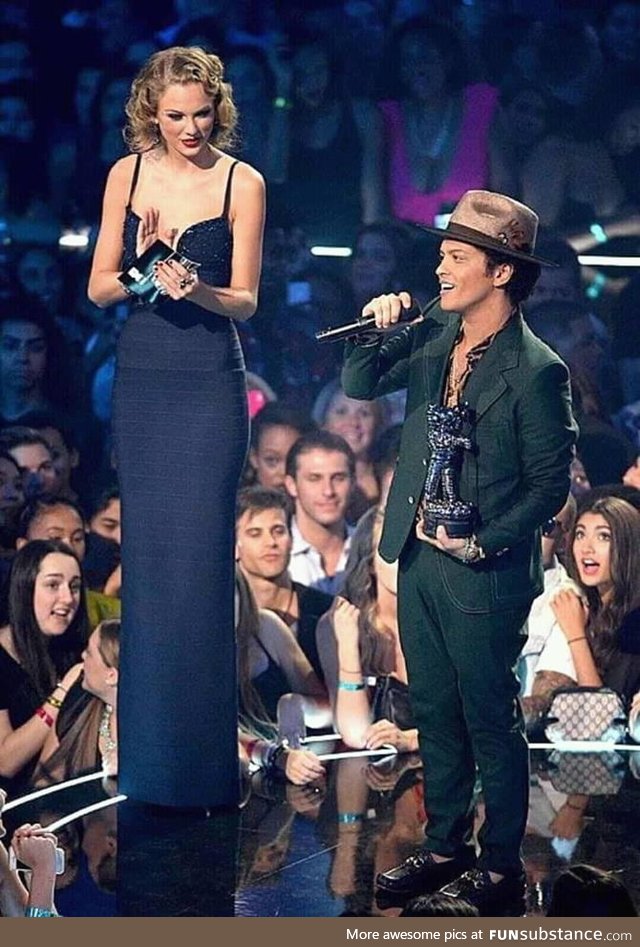 Bruno mars lookin like an umpa lumpa