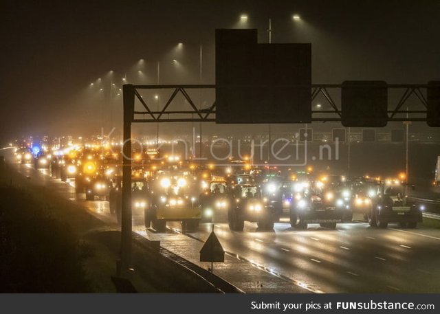 Meanwhile on the dutch highways... 15000 farmers on their way to the parlement