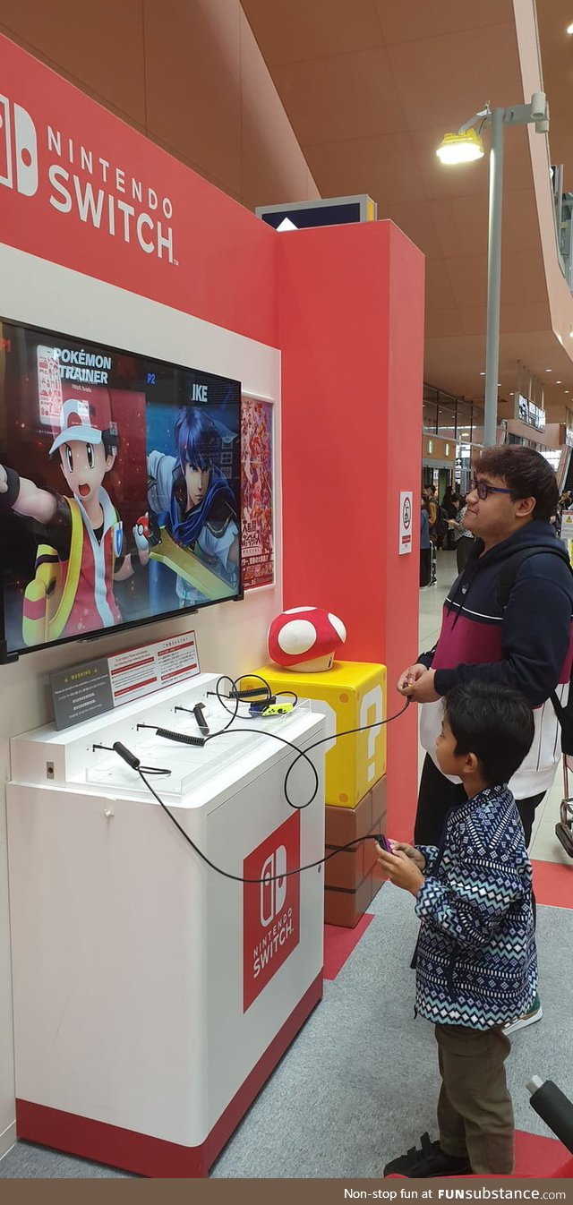 This little kid playing Smash Ultimate at the airport has no idea that he's playing