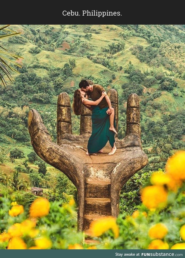 Giant hand of Sirao Gardens