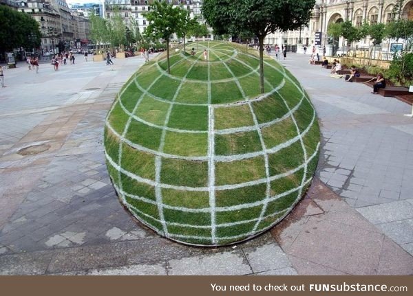 This globe illusion in Paris