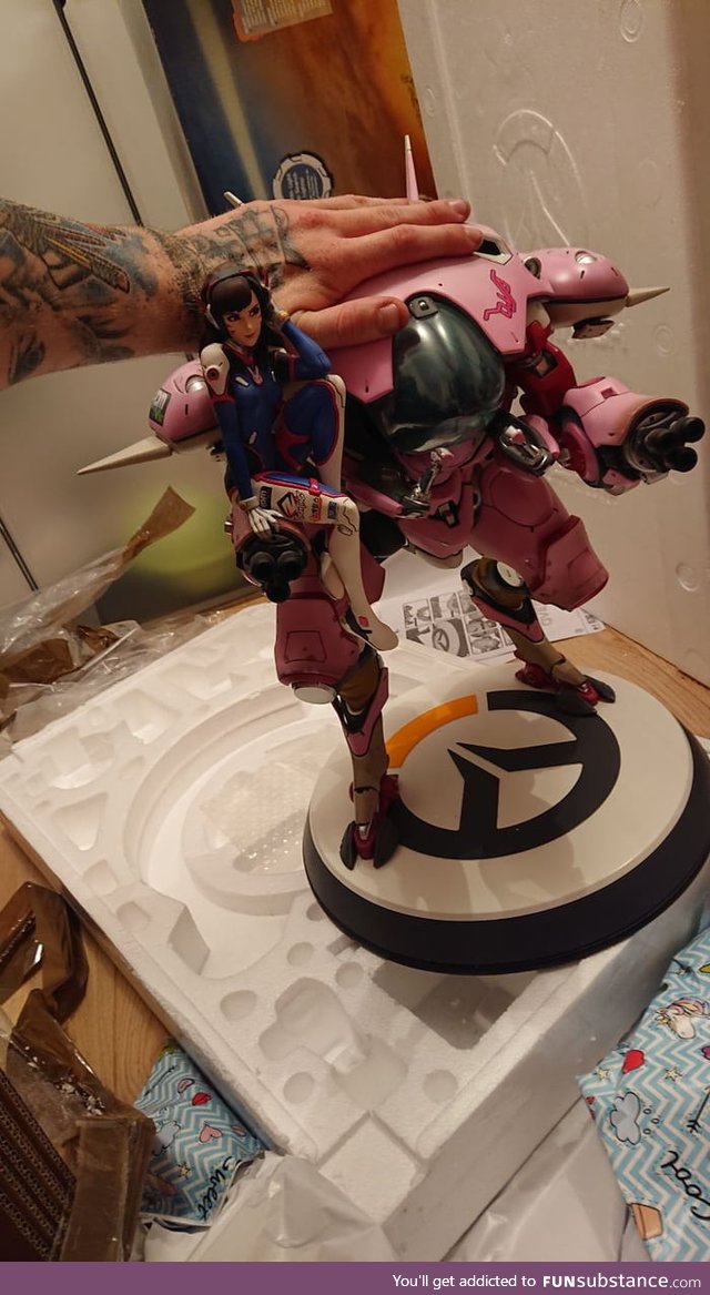 Today's my birthday ! My gf got me this, so far its the most beautiful figurine I