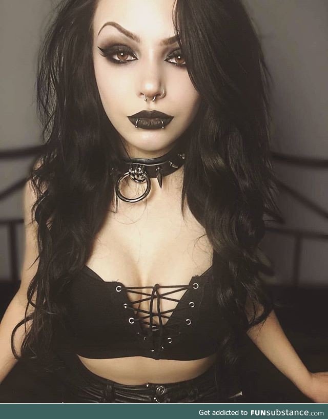 Daily Dose of Goth Girls #5: vampire teefsies!