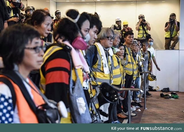 These elderlies formed a human chain to buy time for HONG KONG protesters to escape