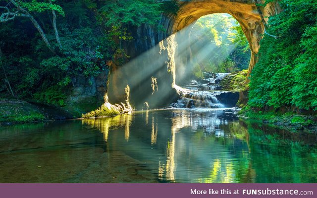 [OC] So beautiful and unreal. Morning rays of sunlight flow through the cave and reflect