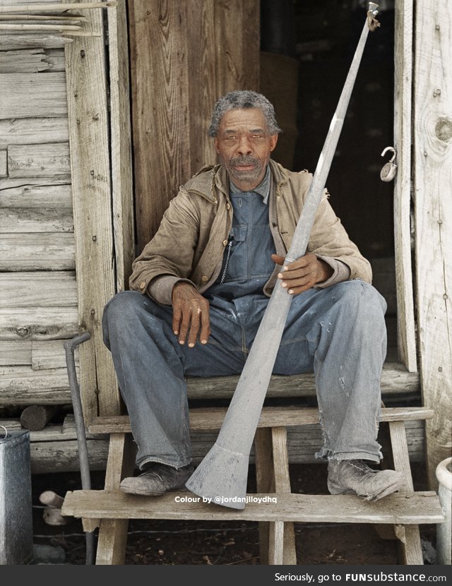 Willis Winn, an ex-slave, holding the horn 'with which slaves were called', 1936