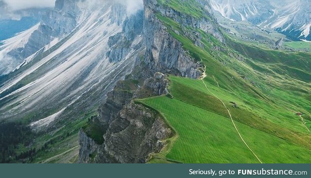 A beautiful grass carpet hill ! It's awesome