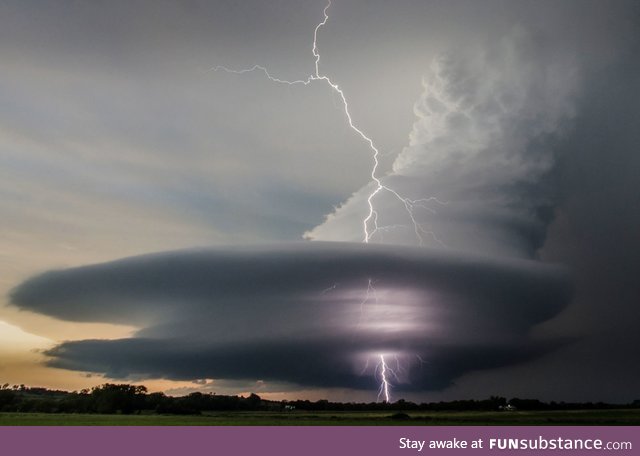 Terrifying storm caught in Nebraska