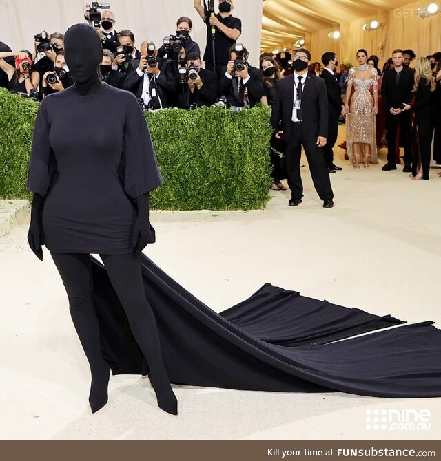 Some celebrity at metgala dressed as the sleep paralysis demon