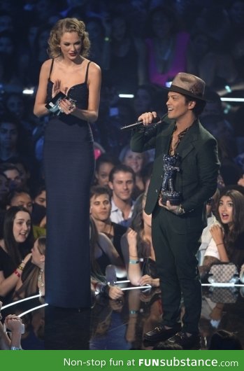 Taylor Swift presents an award to Bruno Mars