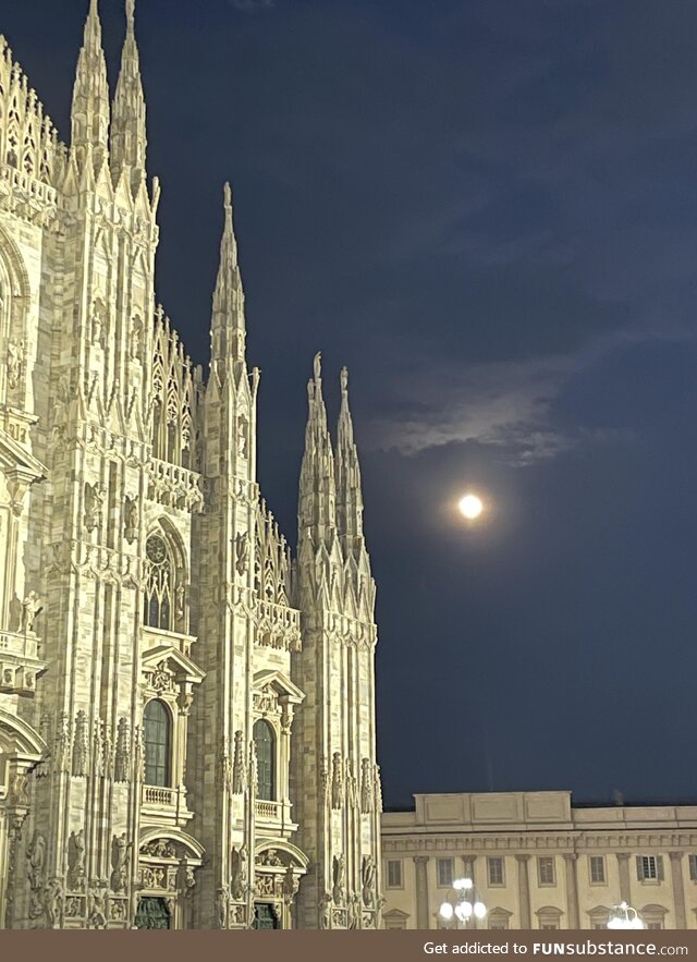 Moon over Duomo di Milano