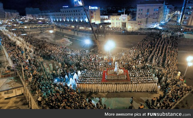 The Lord of Malaga, "El Cautivo", carried by 252 men who wear white tunics