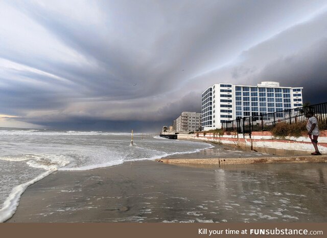 First rain bands of Idalia approaching Daytona Beach