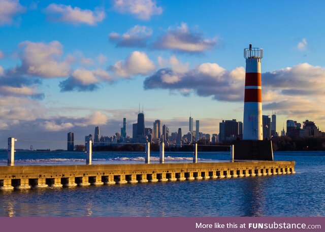 A wee lighthouse on lake Michigan with the Chicago skyline behind it