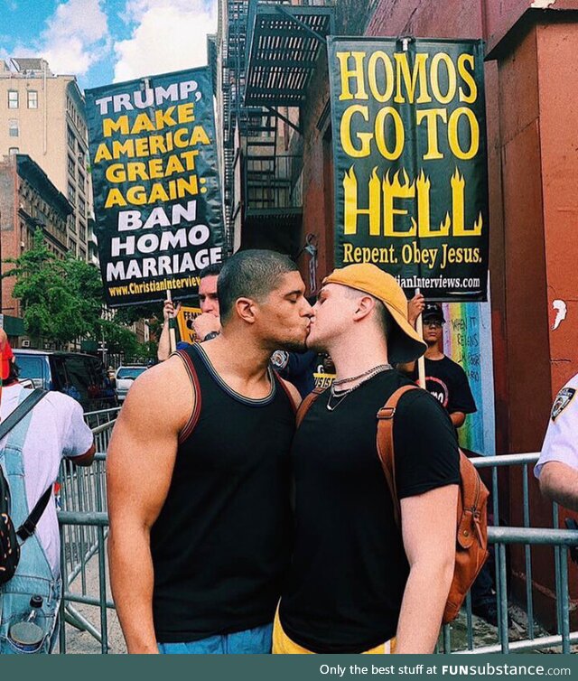 Pro wrestler kisses his boyfriend in front of homophobic protestors to “stand up