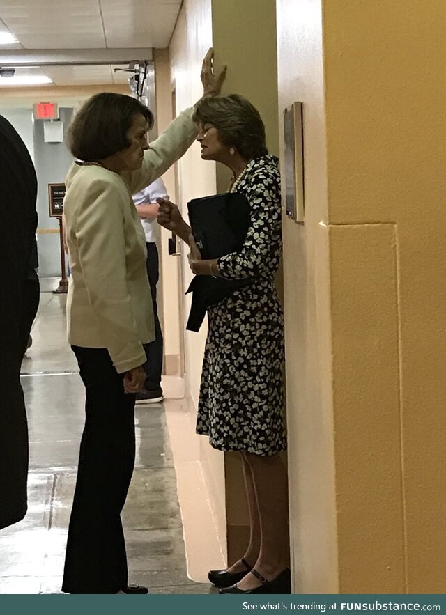 A quick huddle between Murkowski and Feinstein