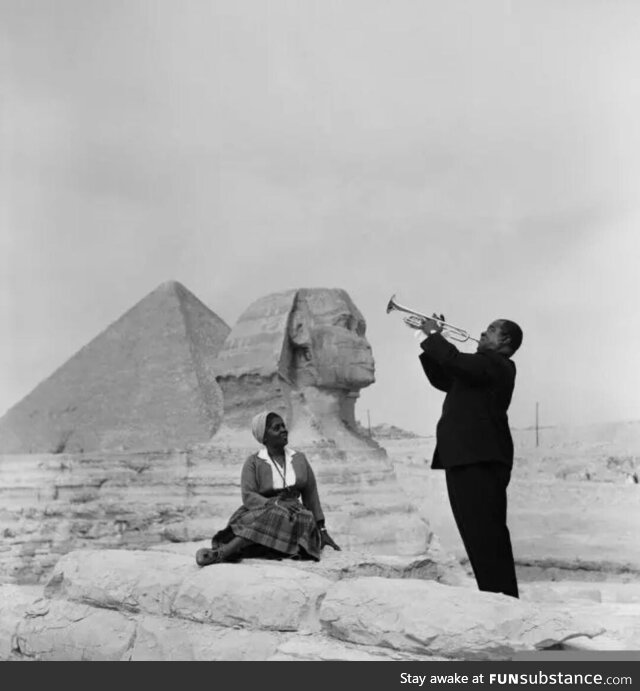 Louis Armstrong plays for his wife in Giza (1961)