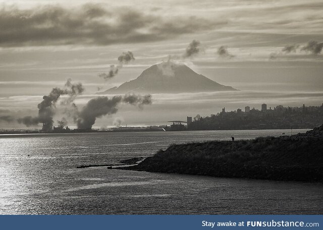 Floating mt rainier - from tacoma wa [oc]