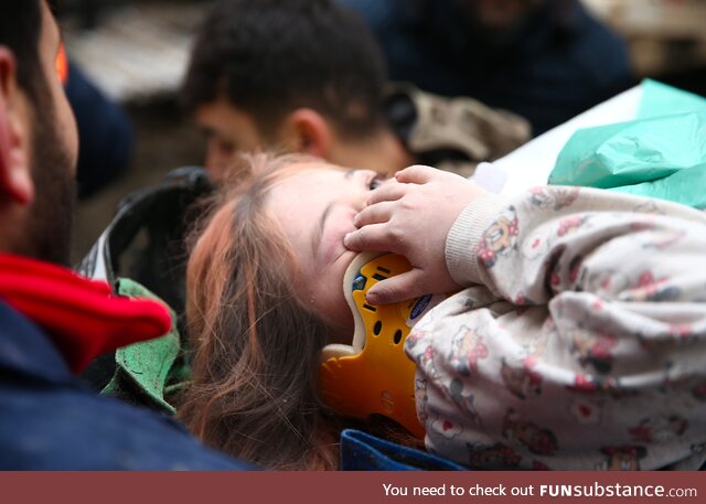 A little girl was rescued from the rubble of a 10-storey building in Osmaniye/Turkey