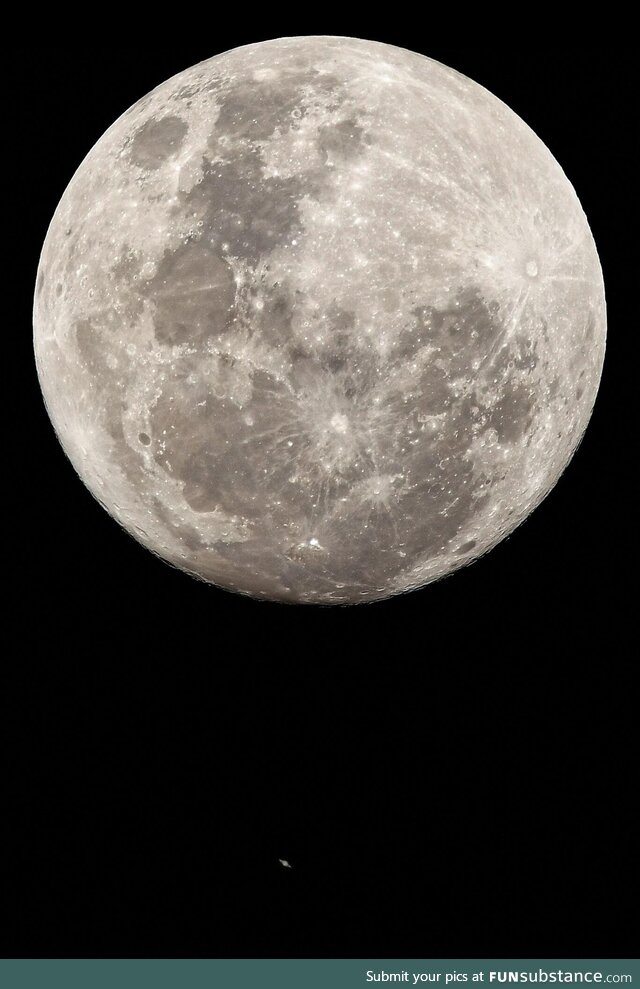 The super moon and Saturn in the one shot. Taken last night from Australia so it looks