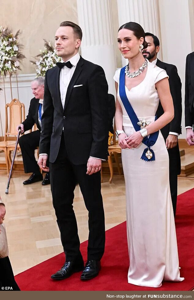 Prime Minister Sanna Marin showing the colors on Finland's Independence Day (6 Dec)