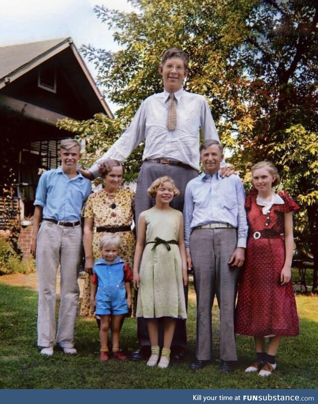 Robert Wadlow, the tallest man in recorded history, with his family-1935