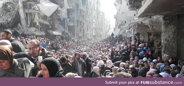 Thousands queue for food in Yarmouk, Syria