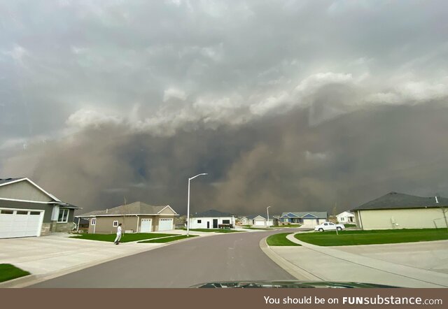 [OC] Wall cloud in Sioux Falls, SD. 100mph winds, dirt in the atmosphere & temp drops