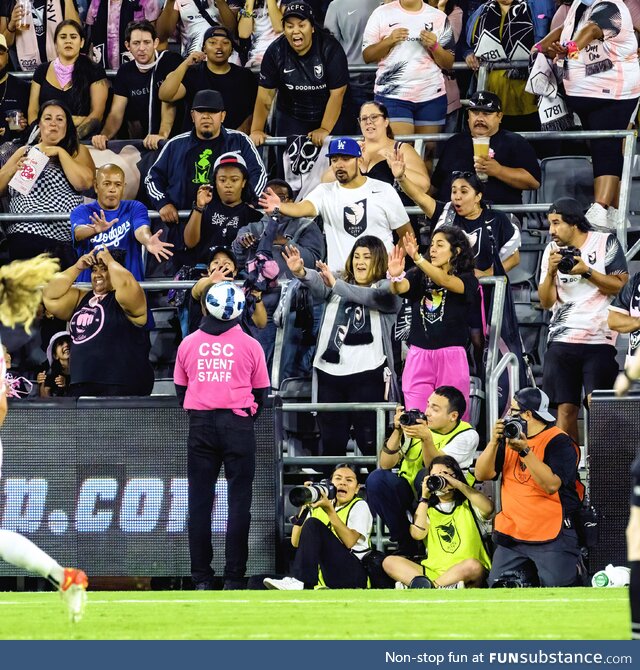 This security guard has no clue he's about to get clocked