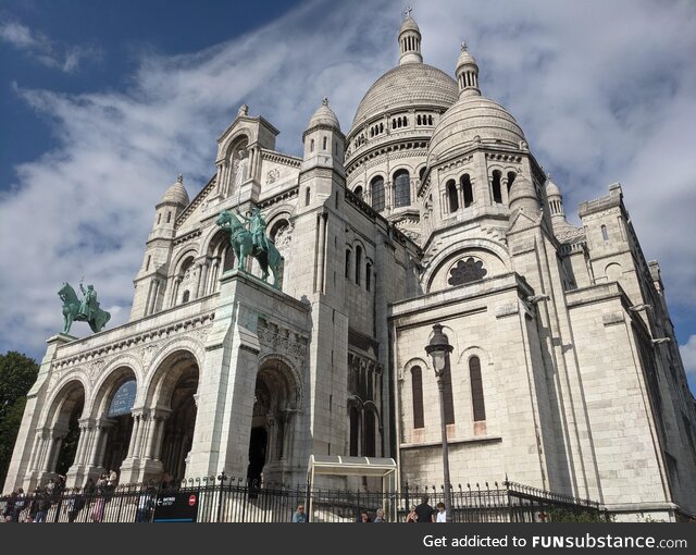 The hauntingly beautiful Sacre-Couer Basillica in Montmartre, Paris (OC)