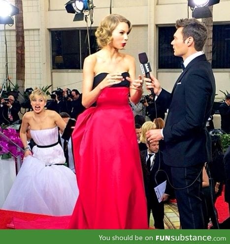 Jennifer Lawrence photobombs Taylor Swift