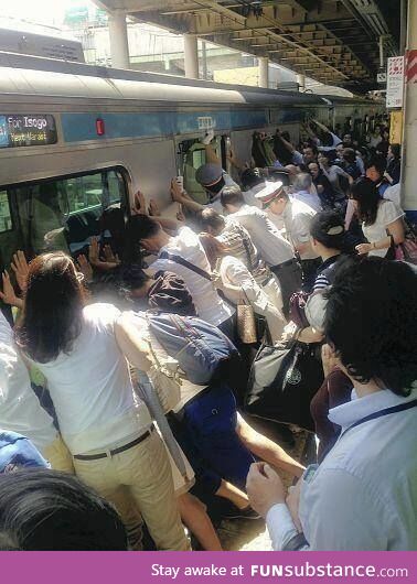 Tokyo Subway passengers widening gap so fallen passenger can be rescued