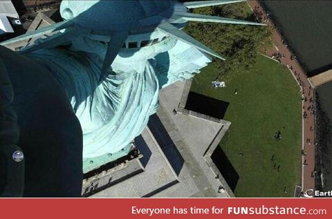 statue of liberty selfie