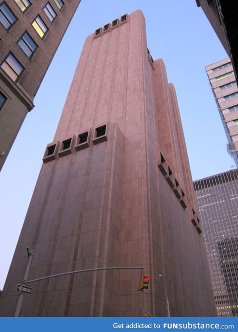 Building with no windows in the middle of NYC