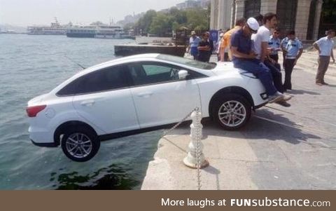 Istanbul locals save tourist's car from falling into the sea by sitting on the hood